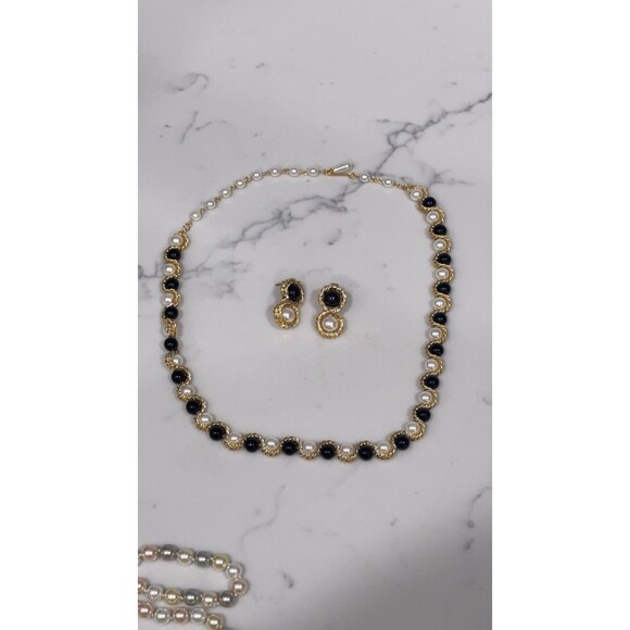 Vintage Modern Faux Pearl Jewelry Lot Gold Tone Sets Long Necklaces - Picture 7 of 9